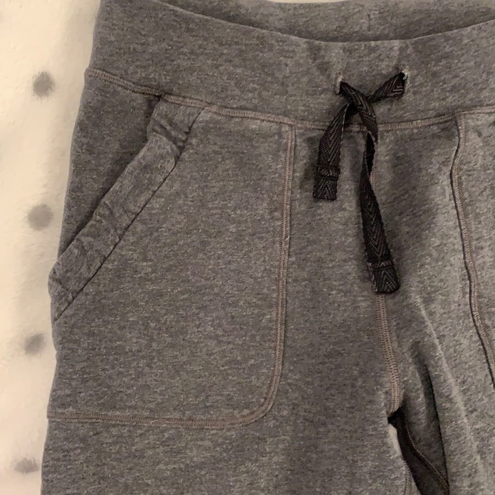 Cute Ivivva crop pants size 12 - Picture 2 of 7